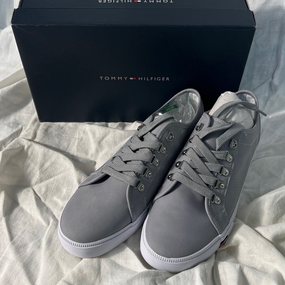 Sneakers - Picture 9 of 10